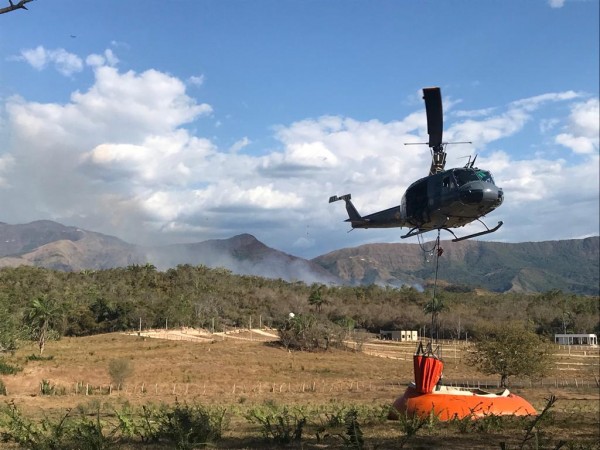 En este momento estás viendo Fuerza Aérea continúa trabajando en la extinción del incendio presentado en el Carmen de Apicalá
