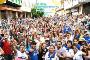 Lee más sobre el artículo Ricardo Orozco cerró campaña en plaza pública en medio de gigantescas manifestaciones