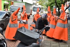 Lee más sobre el artículo Regresan los mimos y conos humanos a las calles de Ibagué