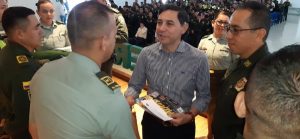 Lee más sobre el artículo Alcalde de Ibagué condecoró a policías por su trabajo en la capital del Tolima