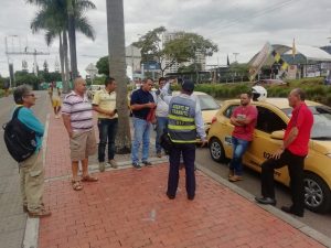 Lee más sobre el artículo Agentes de tránsito concientizan a ibaguereños sobre el parqueo en las vías
