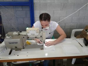 Lee más sobre el artículo Internas de la cárcel de Picaleña fabrican tapabocas para sus compañeros