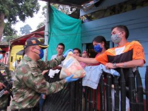 Lee más sobre el artículo Soldados del Ejército Nacional entregan ayudas a los más vulnerables en Ibagué