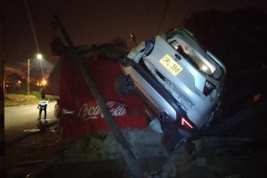 Lee más sobre el artículo Aparatoso accidente dejó tres personas heridas esta madrugada en Ibagué