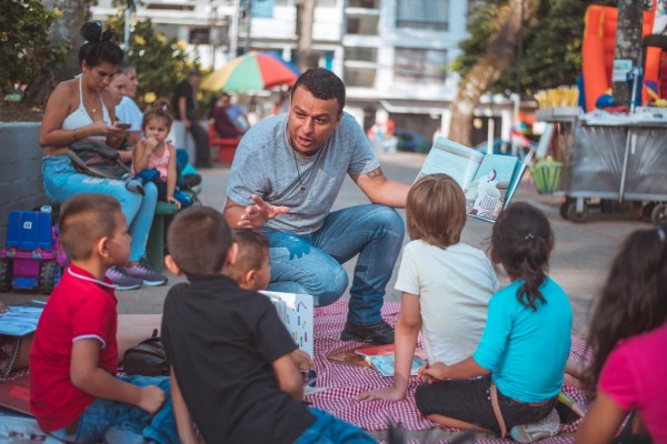 Lee más sobre el artículo “La hora del cuento”, un espacio donde los niños de Ibagué aprenden historias desde casa