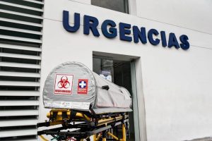 Lee más sobre el artículo Ibaguereños crean cápsula especial para el traslado seguro de pacientes con covid-19