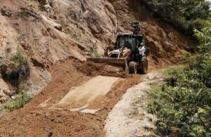 Lee más sobre el artículo Habilitan vía hacia la vereda El Cedral de Ibagué, afectada por deslizamientos