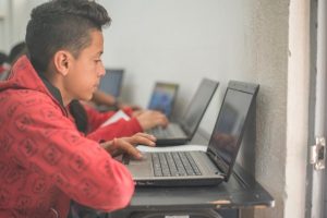 Lee más sobre el artículo Más de 1.700 computadores llegarán a reforzar la educación en casa de estudiantes de Ibagué
