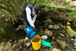 Lee más sobre el artículo Cortolima realiza visita técnica ante posible contaminación en la quebrada La Opia