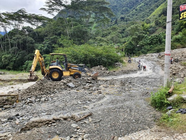 Lee más sobre el artículo Maquinaria trabaja en atender emergencia en el Cañón del Combeima