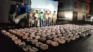 Lee más sobre el artículo Dos personas capturadas y más de 300 dosis de marihuana fueron incautadas en el peaje de Gualanday