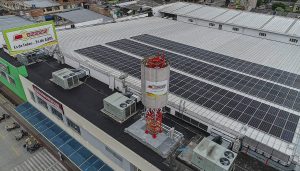 Lee más sobre el artículo Celsia instala el primer techo solar para la cadena de supermercados Mercacentro en Ibagué