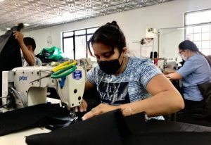 Lee más sobre el artículo Mujeres excombatientes confeccionan nuevas oportunidades de empleo en Ibagué