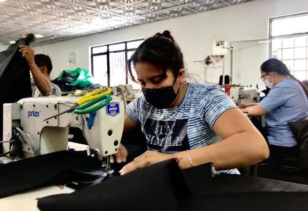 Lee más sobre el artículo Mujeres excombatientes confeccionan nuevas oportunidades de empleo en Ibagué