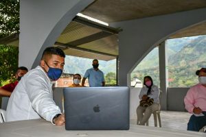 Lee más sobre el artículo En el sur del Tolima se avanza con las organizaciones en proyectos de cultivos de varietales e invernaderos