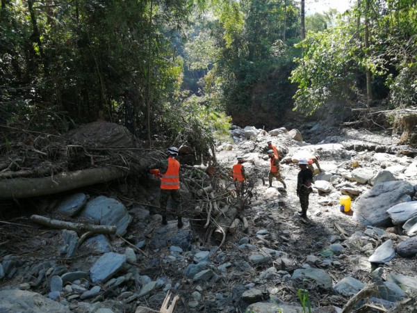 Lee más sobre el artículo Labores de limpieza evitaron represamiento en quebrada de Ramos y Astilleros en Ibagué