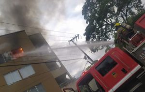 Lee más sobre el artículo Familia que lo perdió todo en el incendio de su apartamento, necesita la colaboración de los ibaguereños