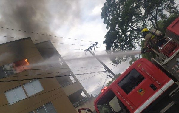 Lee más sobre el artículo Familia que lo perdió todo en el incendio de su apartamento, necesita la colaboración de los ibaguereños