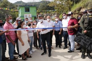 Lee más sobre el artículo Vereda La Florida en Rovira ya cuenta con 1.2 kilómetros de placas huellas