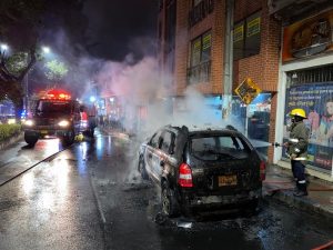Lee más sobre el artículo Organismos de socorro atendieron incendio vehicular en Ibagué