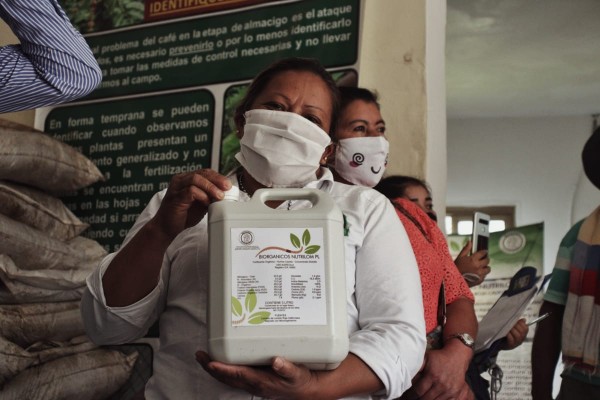 Lee más sobre el artículo Asociaciones cafeteras de Ataco, Rioblanco y Planadas recibieron insumos agrícolas