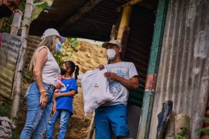 Lee más sobre el artículo Familias afectadas por las lluvias en el barrio Las Delicias II recibieron ayudas humanitarias