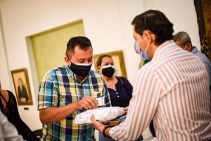 Lee más sobre el artículo Alcaldía de Ibagué hizo entrega de 127 kits de dotación e identificación a ediles