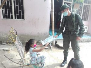 Lee más sobre el artículo Uniformados del CENOP entregaron kits escolares en algunas veredas y corregimientos del Tolima