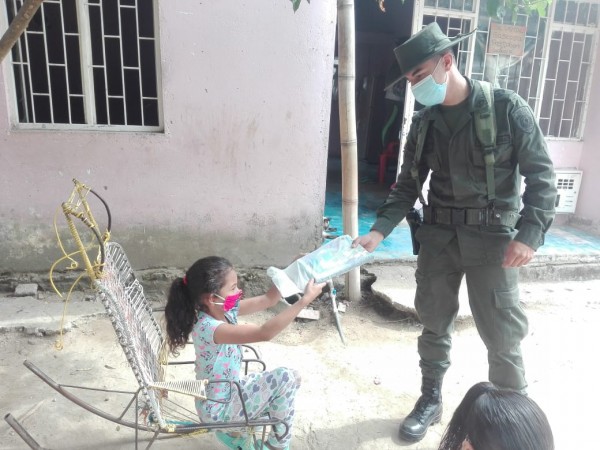 Lee más sobre el artículo Uniformados del CENOP entregaron kits escolares en algunas veredas y corregimientos del Tolima