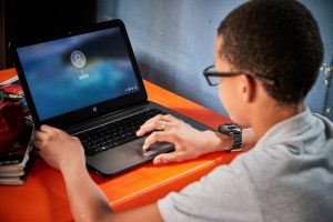 Lee más sobre el artículo Cerca de 70.000 estudiantes iniciarán clases virtuales en Ibagué