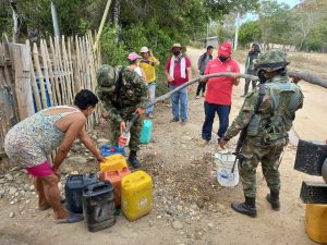 Lee más sobre el artículo Gracias al Ejército Nacional, comunidades indígenas de Coyaima han recibido más de 50 mil litros de agua