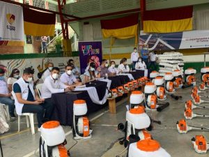 Lee más sobre el artículo Familias productoras de Rioblanco recibieron maquinaria, herramientas agrícolas y fertilizantes