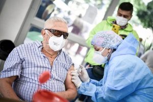 Lee más sobre el artículo Más de 700 adultos mayores acudieron a la primera jornada de vacunación masiva en Ibagué