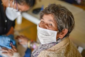Lee más sobre el artículo Más de 100 adultos mayores de la Fundación Divino Niño recibieron kits de protección