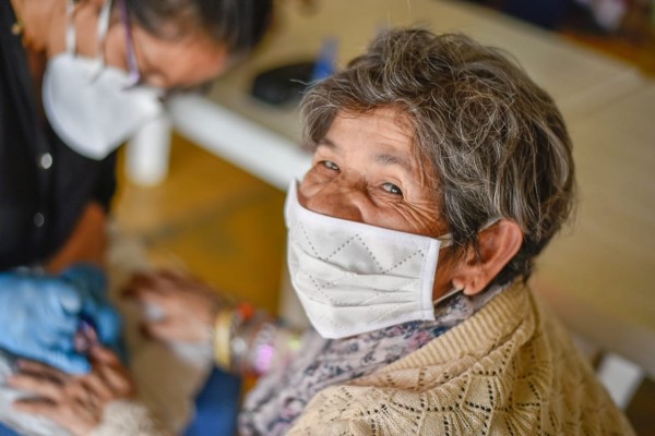 Lee más sobre el artículo Más de 100 adultos mayores de la Fundación Divino Niño recibieron kits de protección