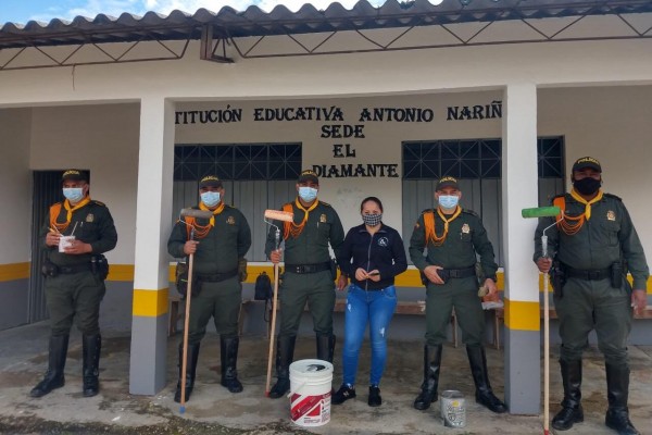 Lee más sobre el artículo Policía Tolima y comunidad embellecieron la escuela del corregimiento de Gaitania