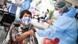 Lee más sobre el artículo Continúa la aplicación de la segunda dosis de Sinovac para adultos mayores de 80 años en Ibagué