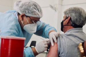 Lee más sobre el artículo Ibagué inicia aplicación de segunda dosis de Sinovac en adultos mayores de 80 años
