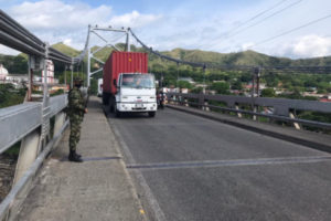 Lee más sobre el artículo Soldados del Ejército Nacional garantizan la seguridad del transporte de carga en vías del Tolima