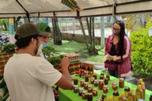 Lee más sobre el artículo ¡Aliste el canasto! Hoy están los Mercados Campesinos en el parque Macadamia del barrio Parrales