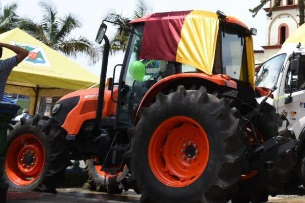 Lee más sobre el artículo Sector agropecuario de Santa Isabel recibió tractor y tecnología para el campo