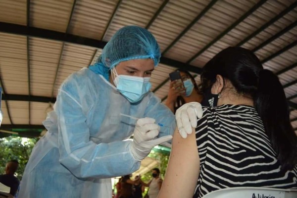Lee más sobre el artículo Inicia vacunación contra el covid-19 de docentes universitarios de Ibagué