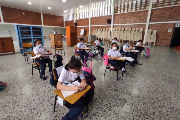 Lee más sobre el artículo Más de 8.000 estudiantes regresaron a las clases presenciales en Ibagué
