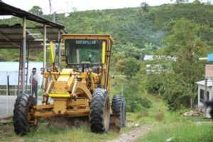 Lee más sobre el artículo Maquinaria de la Gobernación del Tolima llega a Montoso, en Prado, para poner al día la red vial terciaria
