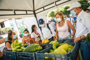 Lee más sobre el artículo Productos sostenibles se vendieron con éxito en Mercado Campesino de Ortega