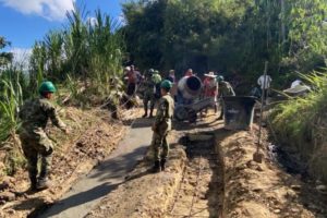Lee más sobre el artículo Soldados del Ejército Nacional mejoraron vías de cinco veredas de Villahermosa