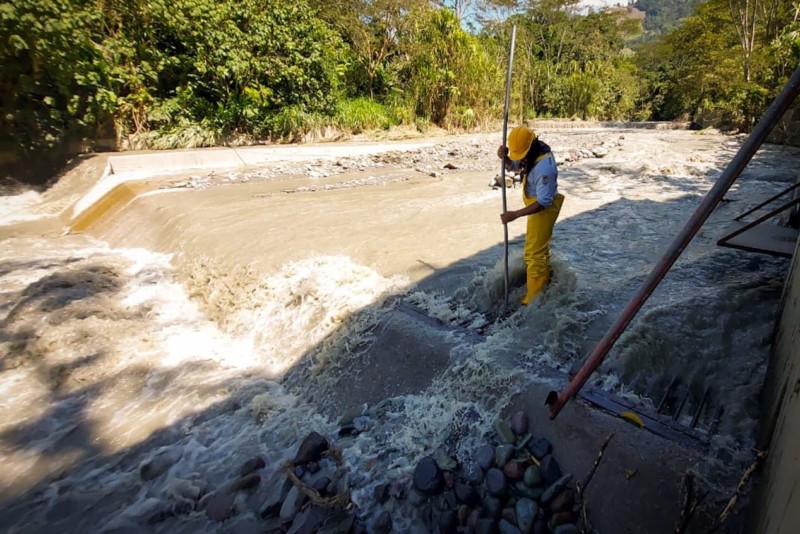 Lee más sobre el artículo IBAL realiza limpieza del río Combeima para regular la captación de agua