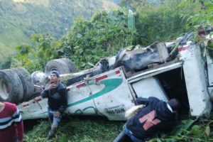 Lee más sobre el artículo Cinco muertos y 24 personas heridas deja accidente en zona rural de Chaparral