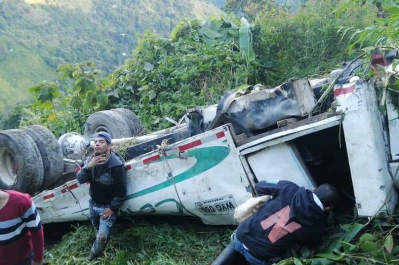 Lee más sobre el artículo Cinco muertos y 24 personas heridas deja accidente en zona rural de Chaparral