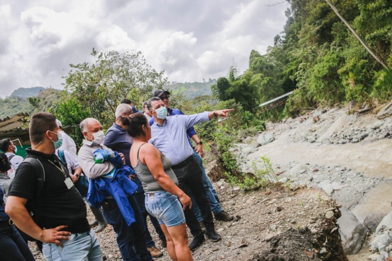 Lee más sobre el artículo Gobernador del Tolima recorrió el Cañón del Combeima para coordinar intervenciones viales